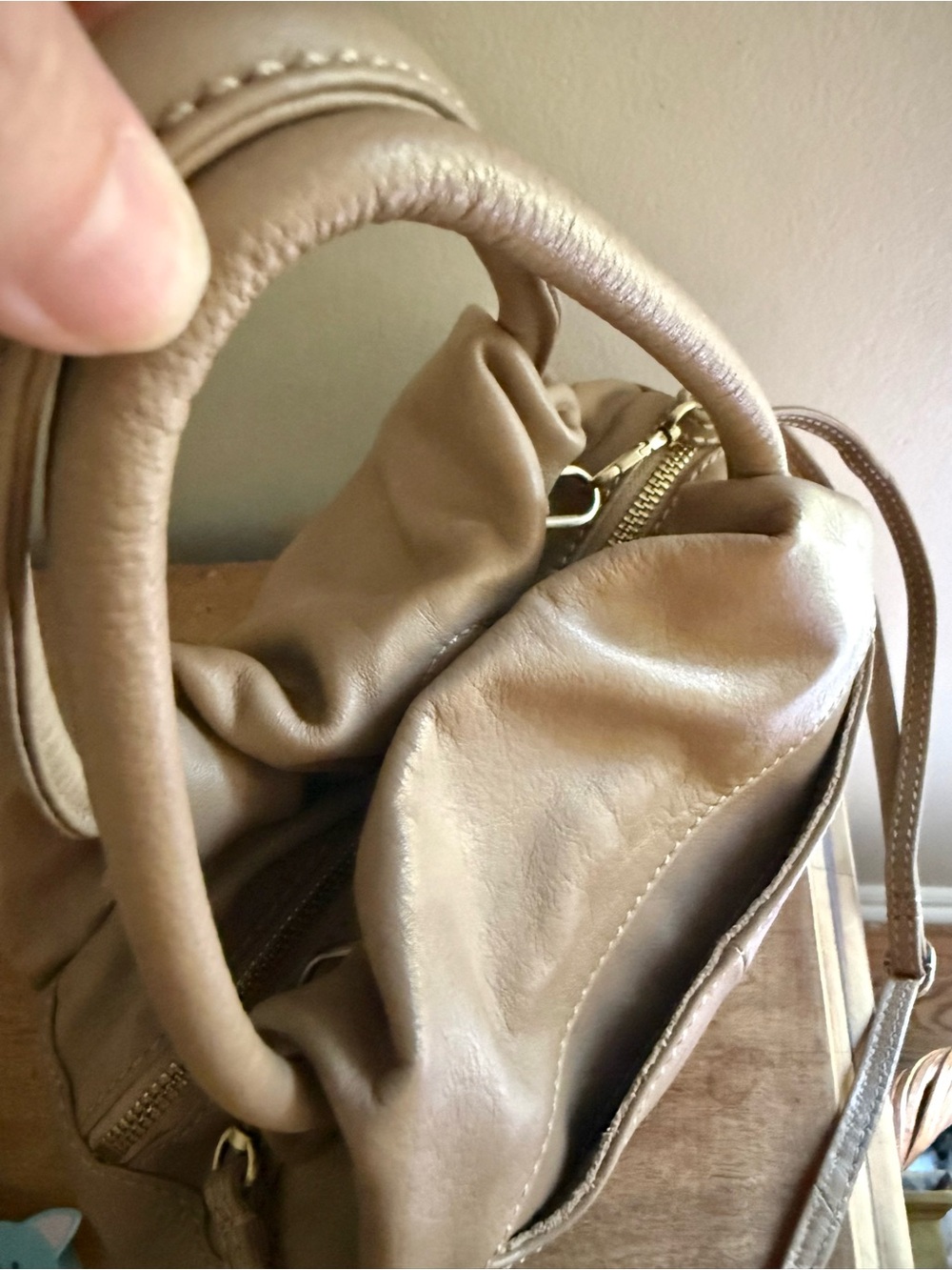 New HOBO International Darling Slouchy bag in a taupe leather - Picture 7 of 12